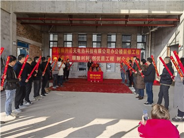 落日歸山海，煙火向新晨。開工大吉大利。